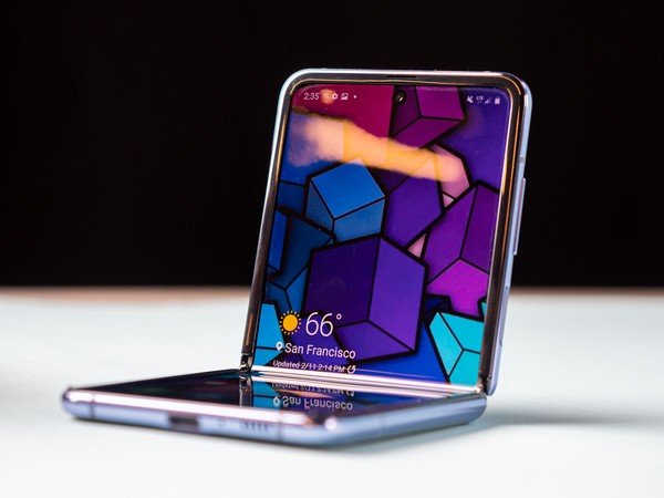 Samsung Galaxy Z Flip - сгъваем телефон със стъклен екран